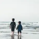 Ni grunde til at både dig og dine børn vil elske strandsko - tag på stranden uden frygt for tang og skarpe sten